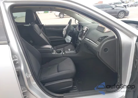 2023 Chrysler 300 Touring z USA, uszkodzony, nr VIN 2C3CCAAG6PH537925